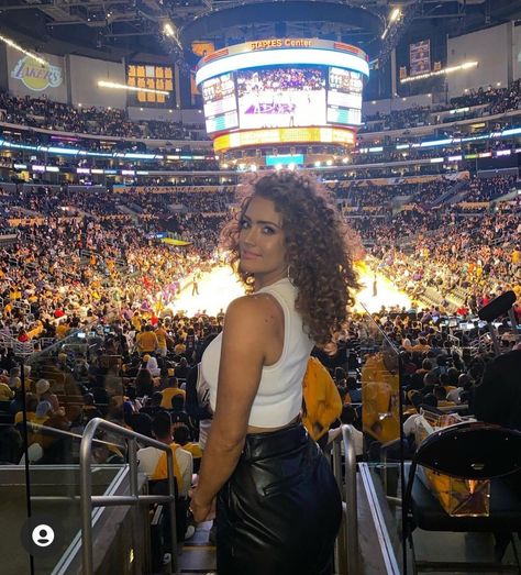 Nba Game Instagram Pictures, Nba Game Photo Ideas, Nba Game Picture Ideas, March Madness Photoshoot, Basketball Game Instagram Pictures, Mavs Game Outfit, Laker Game Outfit Women, Lakers Game Outfit Women, Lakers Game Outfit