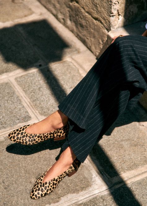 Sézane flat ballerinas in the spirit of the sacchetto, in leopard printed pony-effect leather. Leopard Shoes Outfit, Wishlist Shoes, Pony Effect, Leopard Print Ballet Flats, Leopard Print Flats, Leopard Print Shoes, Flats Outfit, Ballerina Pumps, Leopard Flats