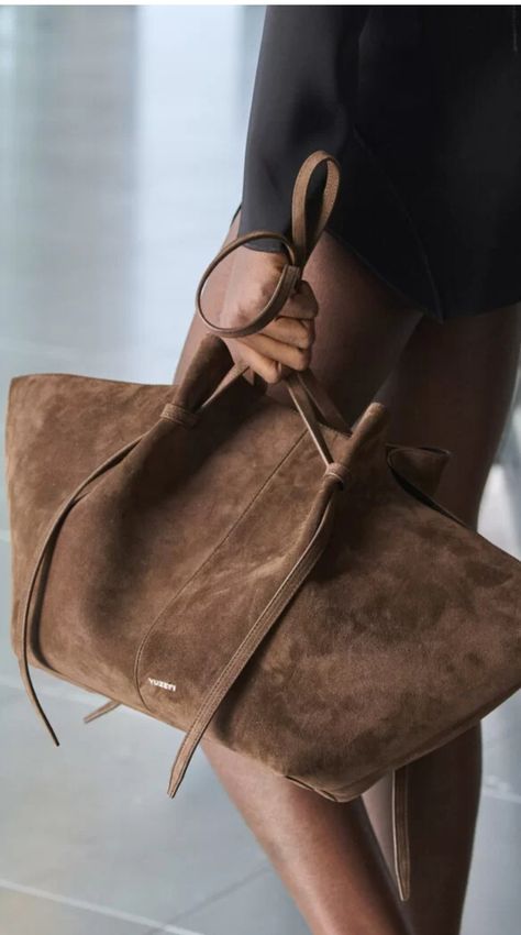 Fall 2023 Fashion, It Bags, Sac Diy, Suede Bag, Bags Aesthetic, Bag Trends, 2023 Fashion, Essential Bag, Fall 2023