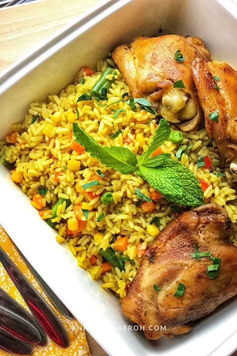 Nigerian Fried Rice Recipe, Chicken Thighs Boneless Skinless, Nigerian Fried Rice, Nigerian Stew, Cooking Fried Rice, Vegetable Fried Rice Recipe, Healthy Chicken Thigh Recipes, Rice Recipes Vegan, Baked Chicken Drumsticks