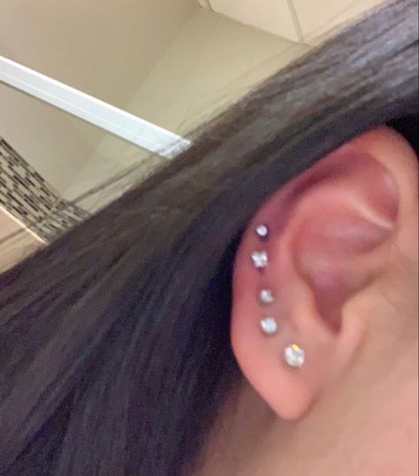 5 Ear Piercings In A Row, Whole Ear Pierced, 4 Ear Piercings In A Row, Whole Ear Piercing, 4 Ear Piercings, Piercing Claims, Earrings Piercings, Pretty Piercings, Mouth Piercings