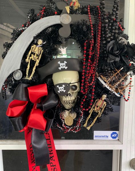 Pirate Theme Wreath, Scary Movie Wreath, Skelton Wreath Ideas, Military Wreath, Deadpool, Fictional Characters, Art