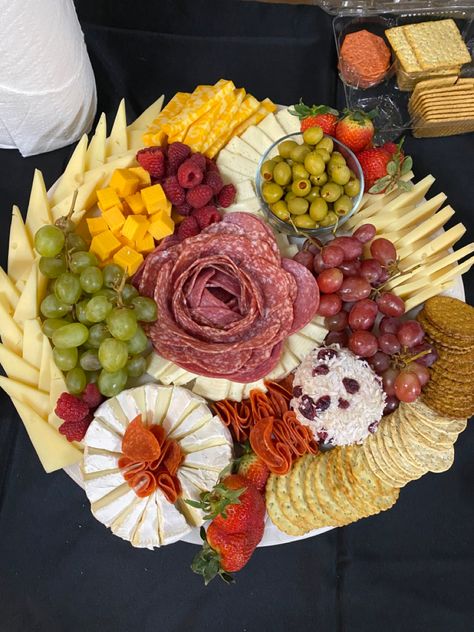 Bouquet Charcuterie Board, Halal Charcuterie Board Ideas, Diy Round Charcuterie Board, Charcurity Board, Charcuterie Circle Board, Charcuterie Board Circular, Charcuterie Round Board Ideas, Charcuterie Board Round Platter, Small Round Charcuterie Board Ideas