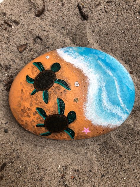 How To Paint A Turtle On A Rock, Sten Maling Ideas, Painted Rock Turtle, Rock Turtle, Beach Rock Art, Turtle Rock, Beach Art Painting, Mandala Painted Rocks, Painted Rock Animals