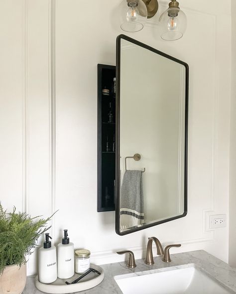 Black Medicine Cabinet Bathroom, Hidden Medicine Cabinet, Bathroom Closet Organization Ideas, Bathroom Medicine Cabinet Mirror, Neutral Bathrooms Designs, Black Medicine Cabinet, Bathroom Drawer Organization, Bathroom Closet Organization, Minimal Storage