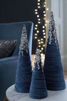 Julkransar Diy, Fabric Trees, Navy Blue Christmas, Christmas Cones, Candyland Birthday, Christmas Float, Cone Christmas Trees, Diy Christmas Decorations, Christmas Tree Crafts