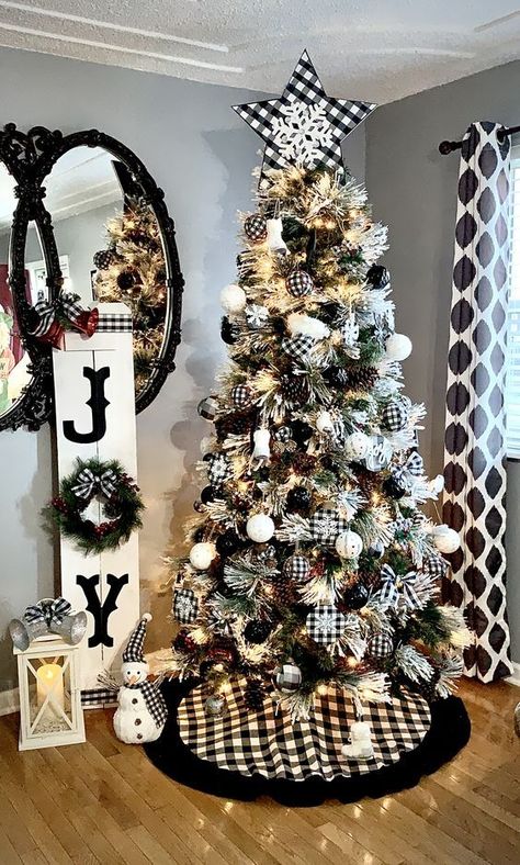 Black White Buffalo Plaid Christmas Tree, Christmas Gnomes Decor Ideas, Christmas Tree Themes Colors Black, Black And White Buffalo Plaid Christmas Tree Ideas, Farmhouse Themed Christmas Tree, Black White Buffalo Check Christmas Tree, Black And Silver Christmas Tree Decor, Farmhouse Theme Christmas Tree, White And Black Christmas Tree Ideas