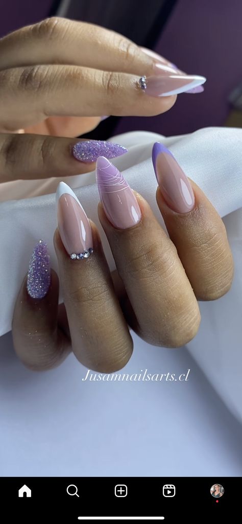 Experimente Sem Risco! Curso de Manicure e Pedicure com Garantia de SatisfaçãoEstamos tão confiantes na qualidade do nosso curso que oferecemos garantia total de satisfação. Se não ficar satisfeita, seu dinheiro será devolvido. Não perca tempo, comece a transformar sua vida profissional agora mesmo! Purple Aesthetic Nails Short, Purple Prom Nails Almond, Wedding Nails Lilac, Lilac Nails Ideas, Lavender Sparkle Nails, Lilac Prom Nails, Nail Ideas Sparkle, Nails Lilla, Purple Glittery Nails