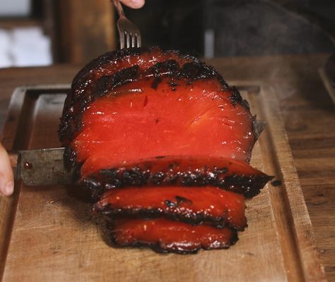 A "Smoked Watermelon" Roast! Incredibly Creative Cooking Recipe! - https://johnrieber.com/2018/08/07/a-smoked-watermelon-roast-incredibly-creative-cooking-recipe-disguised-chinese-desserts-too/ Watermelon Steak Recipe, Smoked Watermelon, Watermelon Steak, Reasons To Go Vegan, Grilled Watermelon, Ham Recipe, Grilled Fruit, Chinese Dessert, Meat Substitutes