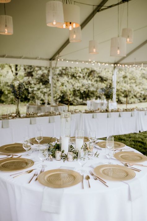 Round Table Wedding Decor No Plates, Good Chargers Wedding, Wedding Reception Table Cloth Ideas, Gold Table Chargers, Gold Plate Setting Wedding, White Chargers Wedding, Wedding Table Gold Chargers, Wedding Table Settings Gold Chargers, Gold Charger Wedding Place Settings