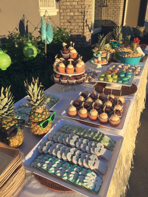 Luau Dessert Table Sweets, Beach Party Food Table, Luau Party Dessert Table, Hawaiian Theme Dessert Table Ideas, Pool Party Dessert Table, Luau Dessert Table Ideas, Tropical Themed Sweet 16, Luau Deserts, Beachy Graduation Party