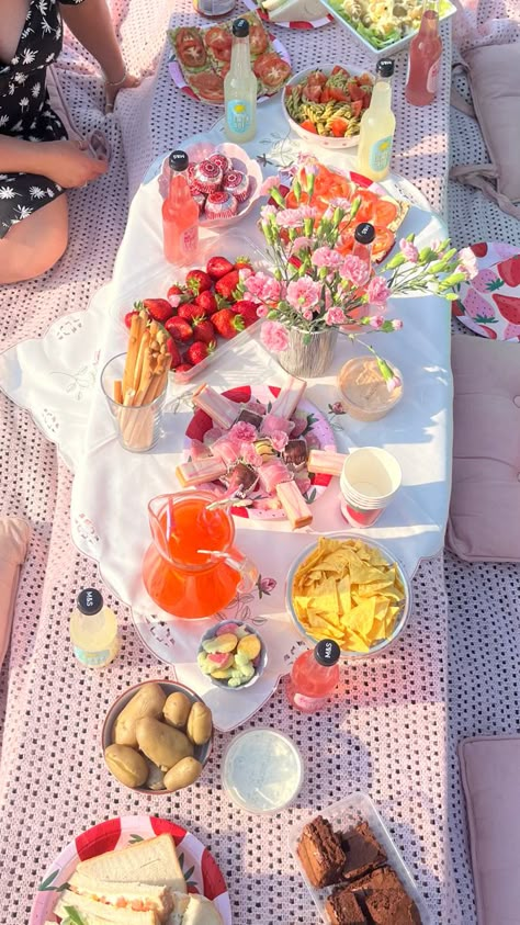 Mexican Picnic, Night Summer Aesthetic, Rapunzel Wedding Theme, Picnic Drinks, Picnic Date Food, Healthy Picnic, Rapunzel Wedding, Night Picnic, Aesthetic Picnic