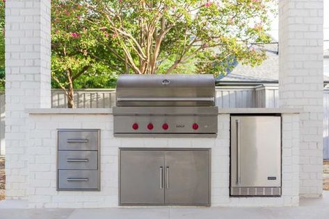 Outdoor Grill Built In, Painted Brick Outdoor Kitchen, Built In Grills Outdoor, White Brick Outdoor Kitchen, Patio With Built In Grill, Built In Grill On Deck, Built In Grill Patio, Outdoor Brick Kitchen, Outdoor Built In Grill