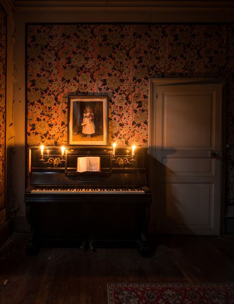 Victorian Piano, Aesthetic Piano, Piano Decor, Old House Interior, Glamour Decor, Piano Room, Abandoned House, Abandoned Houses, Room Aesthetic