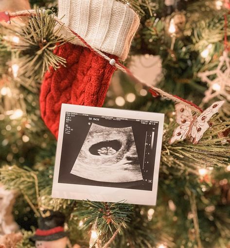 Baby Announcing Ideas Christmas, Christmas Pregnancy Announcement Photos, Christmas Pregnancy Announcement Ideas, Maternity Christmas Pictures, Baby Announcing Ideas, Christmas Pregnancy Photos, Simple Pregnancy Announcement, Pregnancy Announcement Pictures, Pregnancy Announcement Family