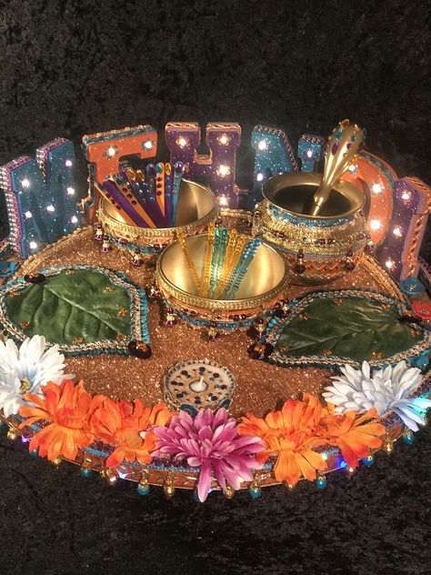 This stunning mehndi plate is perfect for all your mehndi Rasams Pakistani Mehndi Function Ideas, Mendhi Plates Wedding Decorations, Mehndi Trays Plates Ideas, Mehndi Thali Decoration, Mehndi Plates Ideas, Thali For Wedding, Mehandi Thali Decoration Ideas, Mehndi Taals Ideas, Mehndi Plates Decoration Pakistani