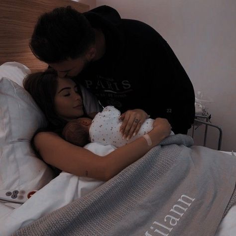 family photo inspiration | aesthetic family photo | family goals | mom dad and baby | baby photos | small family aesthetic | hospital family pictures | baby announcement Couple With Baby, Cute Pregnancy Pictures, Vogue Kids, Hospital Pictures, Dark Nature, Future Mommy, Mommy Goals, Ugly Love, Dream Family