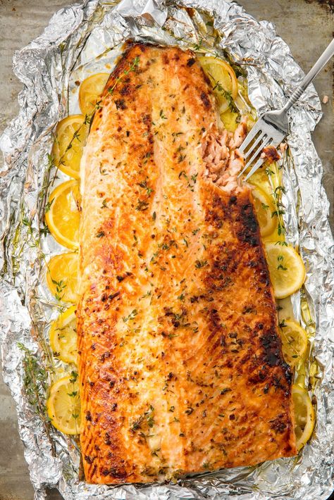 Easy Baked Salmon Fillet Recipe - How to Bake Salmon in the Oven Foil Salmon, Oven Baked Salmon Recipes, Salmon Fillet Recipes, Garlic Butter Salmon, Oven Baked Salmon, Healthy Honey, Butter Salmon, Healthy Salmon Recipes, Healthy Salmon