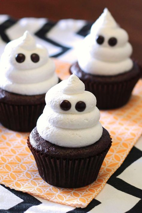 These gluten free vegan ghost cupcakes are simple, adorable and perfect for Halloween! Halloween Appetizers For Adults, Halloween Food For Adults, Spooky Halloween Desserts, Tårta Design, Halloween Food Cupcakes, Halloween Appetizers Easy, Cute Halloween Treats, Kids Halloween Food, Dessert Halloween