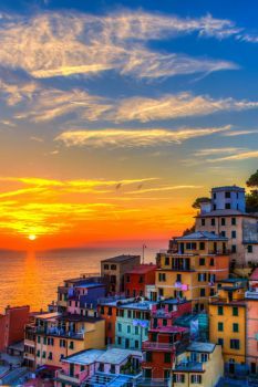 The Colorful City of Cinque Terre, in Northern Italy... (35 pieces) Gorgeous Sunset, Beautiful Sunrise, Sunset Pictures, Sunset Photos, Sky Aesthetic, Beautiful Sunset, Sunset Photography, Sunrise Sunset, Beautiful World