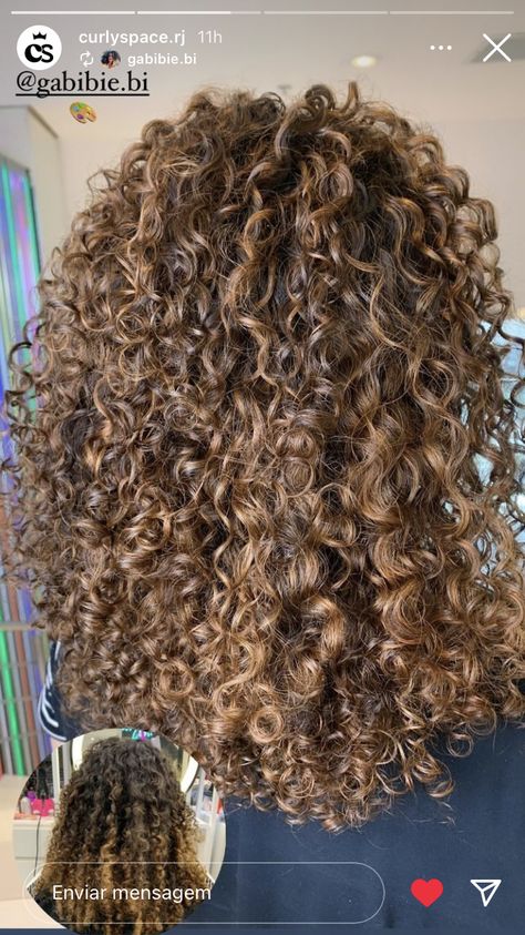 Caramel Balayage Natural Curly Hair, Balayage Hair Curly Caramel Highlights, Curly Hair Color For Brown Skin, Gold Brown Curly Hair, Half Head Highlights Curly Hair, Curly Caramel Balayage, Bronze Curly Hair, Blonde Curly Hair Highlights, Curly Hair Color Ideas Balayage