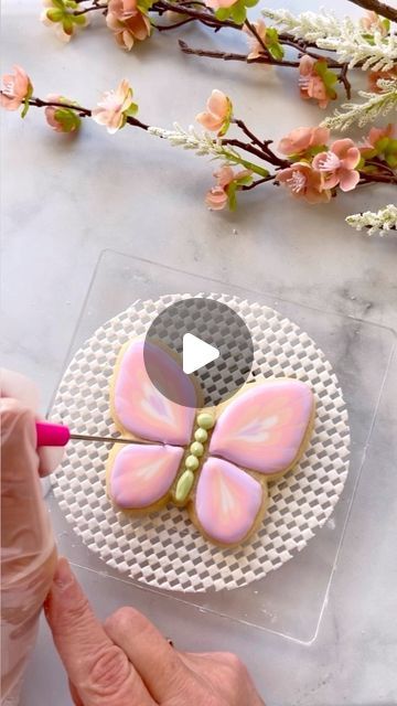 Butterfly Cookies Royal Icing, Summer Sugar Cookies, Garden Cookies, Flower Sugar Cookies, Butterfly Cookies, Easter Sugar Cookies, Decorated Cookies Tutorial, Iced Sugar Cookies, Cookie Videos