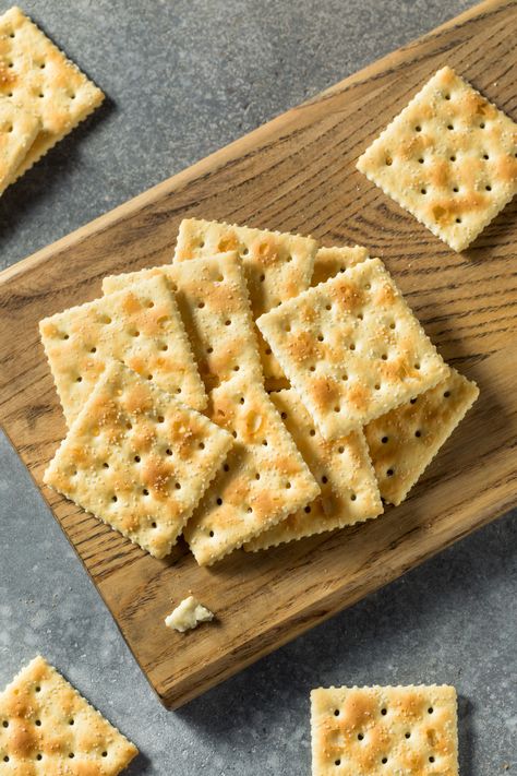 The versatile and well-liked snack known as saltine crackers is also known as saltines or soda crackers. But are saltine crackers healthy? Crackers Saltine, Low Sodium Cheese, Grapes Benefits, Saltine Cracker, Salt Crackers, Soda Crackers, Healthy Crackers, Crisp Bread, No Sodium Foods