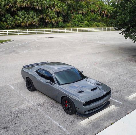 Grey Challenger Dodge, Dodge Challenger Colors, Grey Challenger, Doge Challenger, Grey Cars, Inside Car Decorations, Dodge Challenger Hellcat, Tattoo Car, Cars Modified