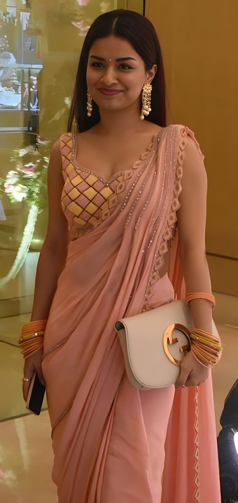 Avneet Kaur In Saree, Avneet Kaur Traditional, Janvi Kapoor Saree, Saree Outfit, Janvi Kapoor, Hospital Admit, Idf Women, Saree Beautiful, Attractive Dresses