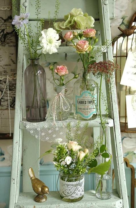 Pared Back Shabby Chic French Country Party, Country Party Decorations, Shabby Chic Veranda, French Country Bathrooms, Vases And Flowers, Vintage Reception, Country Bathrooms, Cocina Shabby Chic, Old Ladder