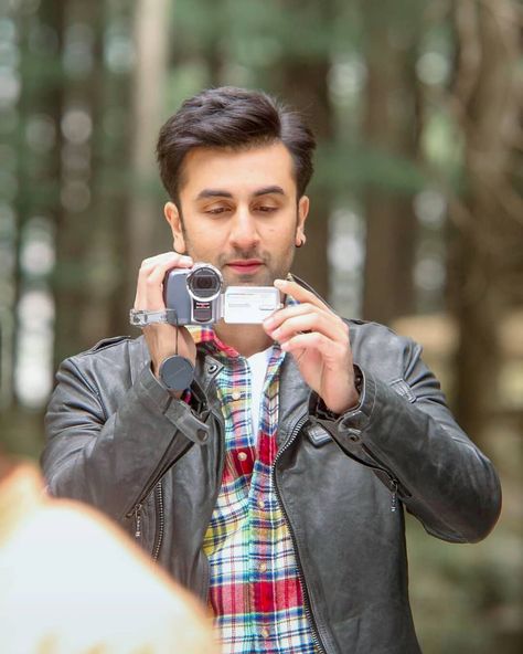 Ranbir Kapoor Deepika Padukone, Yeh Jawaani Hai Deewani, Mens Dress Outfits, Rishi Kapoor, Kartik Aaryan, Movies Posters, 90s Bollywood, Bollywood Couples, Movie Shots