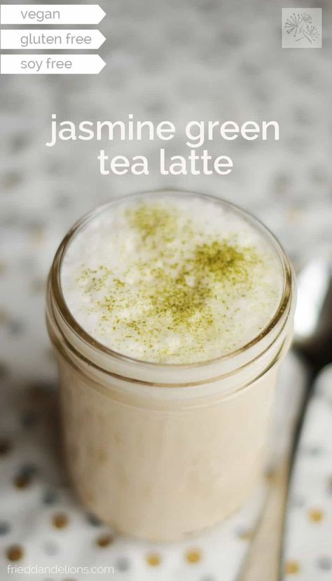 This easy Jasmine Green Tea Latte is a perfect way to perk up on a chilly winter day! Fried Dandelions, Dirt Cups, Tea Latte Recipe, Green Tea Recipes, Best Green Tea, Green Tea Latte, Jasmine Green Tea, Photo Food, Chocolate Caliente