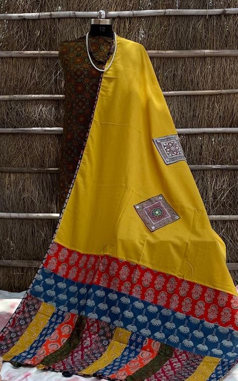 Patch Work Dupatta Designs, Patch Work Dupatta, Duptta Design, Sari Designs, Aplic Work, Scarf Sewing Pattern, Dupatta Design, Filter Photo, Choli Dress