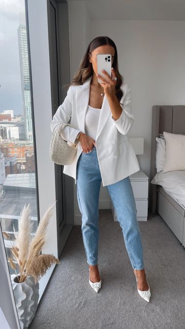 Nice Formal Outfits, Classy White Jeans Outfit, White Blazer Jeans Outfit Women, White Jeans Outfit Work Classy, White Work Outfits Women, Jeans Nice Top Outfit, Business Outfits With Jeans, Nice Spring Outfits, Nice Jeans Outfit For Work