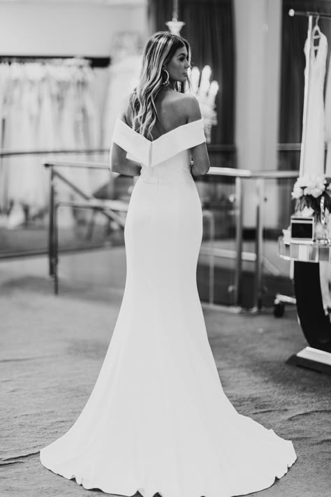 Crepe Off The Shoulder Wedding Dress, Wedding Dresses Fishtail, Bardot Wedding Dress, Wedding Dress Fishtail, Church Wedding Dress, Romantic Wedding Colors, Neckline Wedding Dress, Wedding Dress Backs, Classic Bride