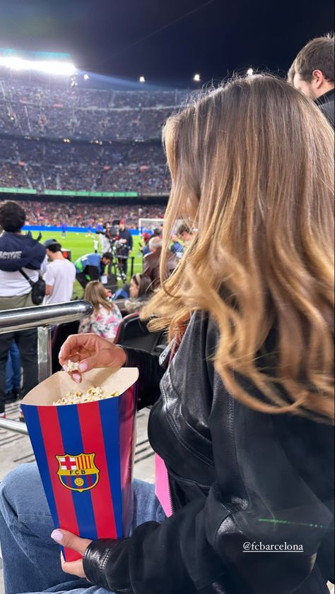 Barcelona Girl Fans, Fc Barcelona Aesthetic, Barca Girl, Barca Fans, Barcelona Girl, Barcelona Game, Soccer Girlfriend, Fc Barca, Football Girlfriend