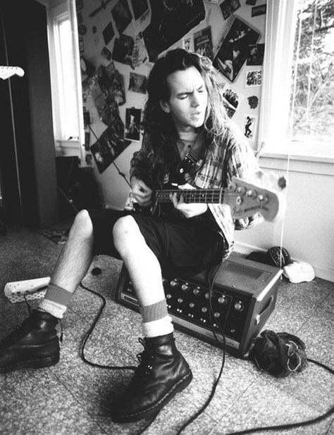 Eddie Vedder Pearl Jam, Grunge  Fashion From 90s, Classic Grunge Style Icon Grunge Kids, Fashion Guys, Matt Hardy, Pearl Jam Eddie Vedder, Daniel Johns, Grunge Band, 90s Fashion Grunge, Grunge Music, 90s Music