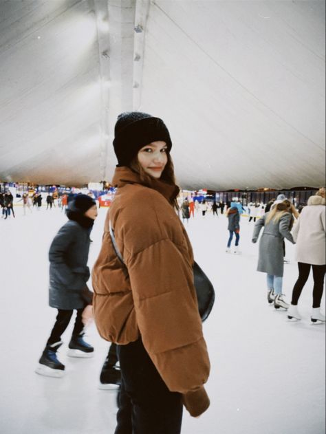 Ice Rink Photoshoot, Ice Skating Instagram Story, Ice Rink Outfit, Ice Skating Instagram Pictures, Ice Skating Photo Ideas, Ice Rink Aesthetic, Ice Skating Poses, Ice Skating Photos, Ice Skating Outfit Casual