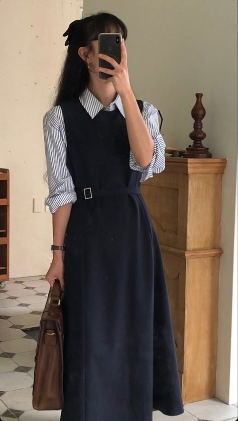 Professor Outfit Aesthetic, Modest Old Money Outfits Hijab, Realistic Work Outfits, Old Money Modest Outfit, Modest Old Money Outfits, Professor Outfits, Casual Outfits Modest, Corporate Girlie, 40s Mode