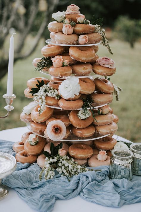 Wedding doughnut tower Donut Tower Wedding, Donut Bar Wedding, Mt Tamborine, Donut Tower, Funny Vine, Backyard Wedding Ceremony, Pretty Wedding Cakes, Wedding Donuts, Donut Bar