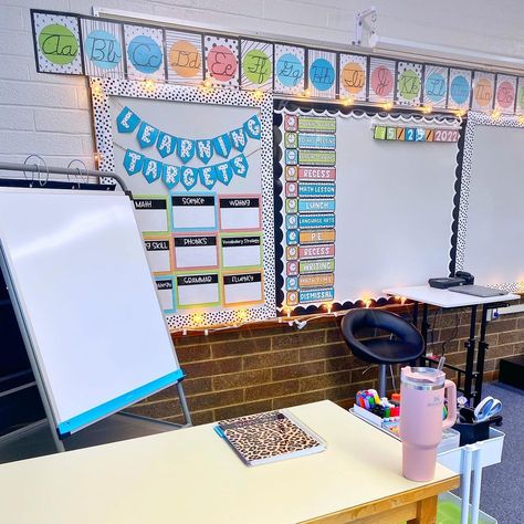 Lyndsee | Third Grade Teacher on Instagram: “So fresh & so clean, clean!🤩 When I was packing up my classroom, it felt so good to clean off all the whiteboards and have a clean,…” Elementary Whiteboard Setup, Class Whiteboard Organization, White Board Set Up Classroom Decor, Elementary White Board Set Up, 4th Grade White Board Set Up, White Board Ideas Organizations Classroom, Classroom Board Ideas Whiteboard, Classroom Decor Third Grade, Classroom Whiteboard Organization Elementary