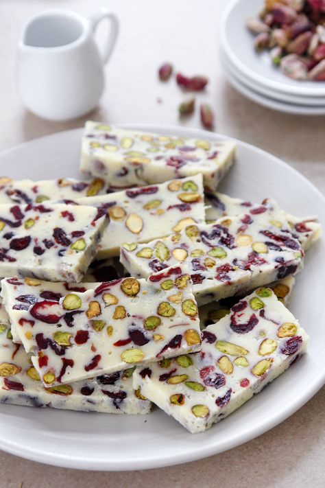 White Chocolate Fudge with Pistachio and Cranberry Pistachio Christmas, Quick Christmas Dessert, Chocolate Bark Christmas, Chocolate Pistachio, White Chocolate Recipes, White Chocolate Fudge, Christmas Easy, Christmas Desserts Easy, Easy Christmas Treats