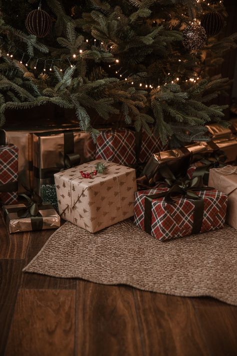 Christmas Tree And Presents Aesthetic, Presents Under The Christmas Tree Aesthetic, Christmas Present Under Tree, Evergreen Christmas Aesthetic, Christmas Gifts Under Tree Aesthetic, Presents Under The Tree Aesthetic, Opening Christmas Presents Aesthetic, Gifts Under Tree Aesthetic, Christmas Photography Aesthetic