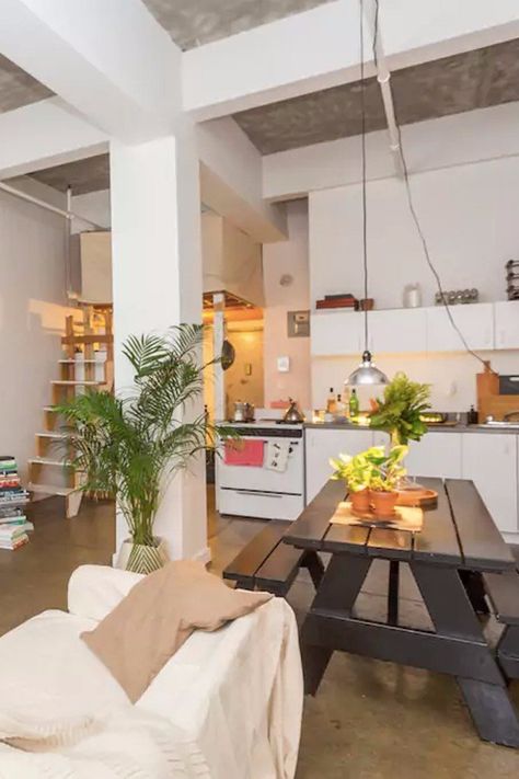 12 Cheap and Cool Airbnb Rentals in the US — All Under $100! Garage Granny Flat, Cool Airbnb, Unique Airbnb, Rental Space, Airbnb Rentals, Rental Decorating, Dream Trip, Smart Living, City Living