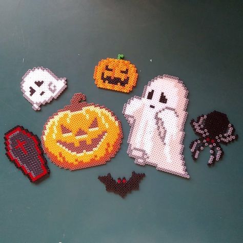 Disney Halloween Perler Beads, Fall Melty Beads, Pearler Bead Patterns Halloween, Melty Bead Patterns Halloween, Peeler Bead Halloween, Iron Beads Halloween, Peeler Bead Ideas Halloween, Perler Bead Inspiration, Iron Bead Art Ideas