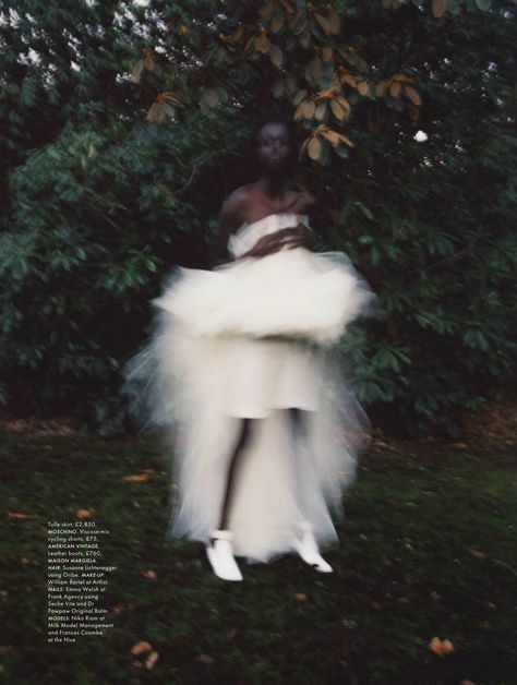 Muted Photography, White Tinsel, Viviane Sassen, Mode Editorials, Portrait Photos, Fashion Photography Inspiration, Fashion Photography Editorial, Shoot Inspiration, 인물 사진