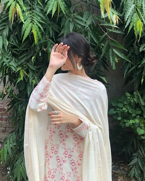 Desi Aesthetic Poses In Kurti, Eid Photoshoot Ideas, Poses Selfie, Desi Fashion Casual, Desi Aesthetic, Salwar Kamiz, Self Portrait Poses, Indian Dresses Traditional, Stylish Photo Pose