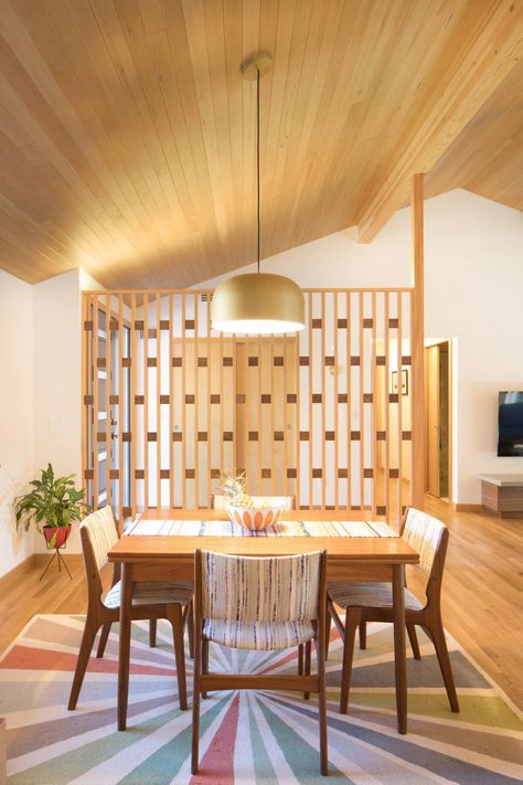 Mcm Dining Room, Midcentury Dining Room, Raised Ranch Remodel, Modern Dining Room Ideas, Retro Dining Rooms, Raised Ranch, Mid Century Dining Room, Dining Room Renovation, Mid Century Modern Dining Room