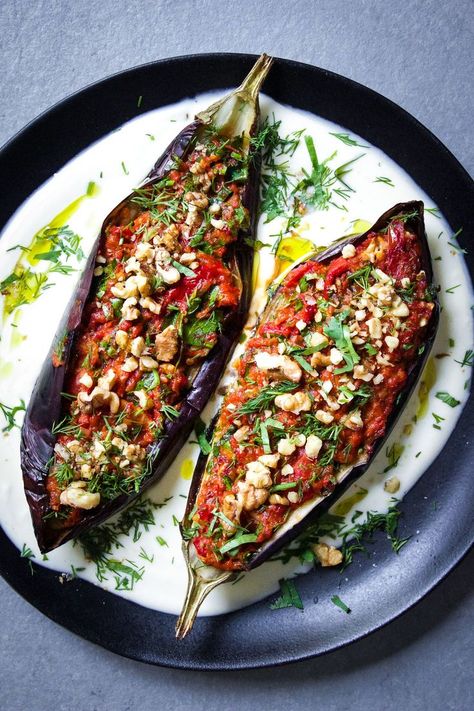 Gratin Vegetable, Aubergine Recipe, Stuffed Eggplant, Vegetarian Main Course, Eggplant Dishes, Party Dishes, Eggplant Recipes, Pepper Sauce, Middle Eastern Recipes