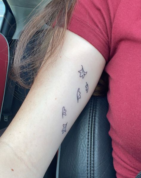 heartstopper leaves Tattoo Ideas Heartstopper, Small Tattoos Alt, Heart Stopper Tattoo, Heartstopper Leaves Tattoo, Teen Tattoo Ideas, Heartstopper Tattoo Ideas, Lizzy Core, Hs Tattoo, Heartstopper Tattoo